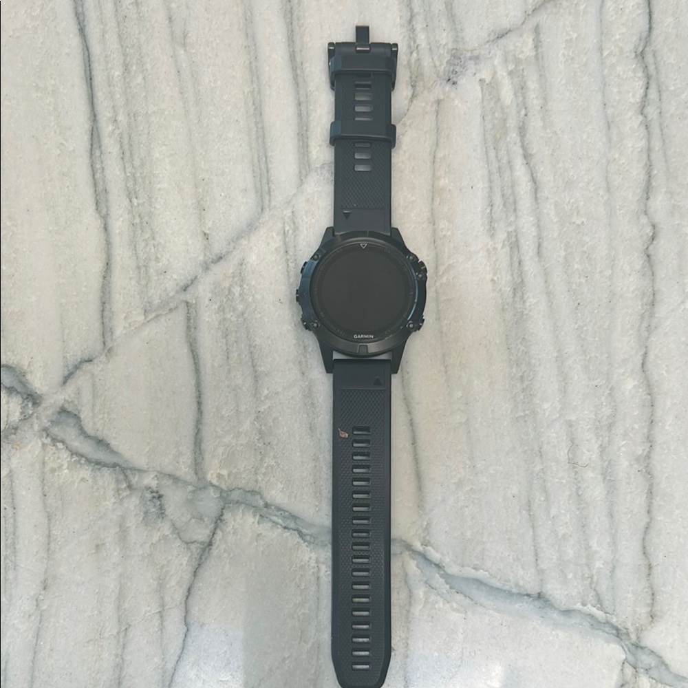 Garmin Black Smartwatch with Sleek Design and Durable Band